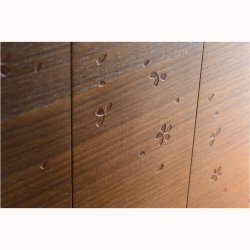画像7: 国産仏壇【優美な桜模様の美しい扉：フローリア　15号　ウオールナット杢】仏壇・仏具　家具調仏壇　上置仏壇　送料無料