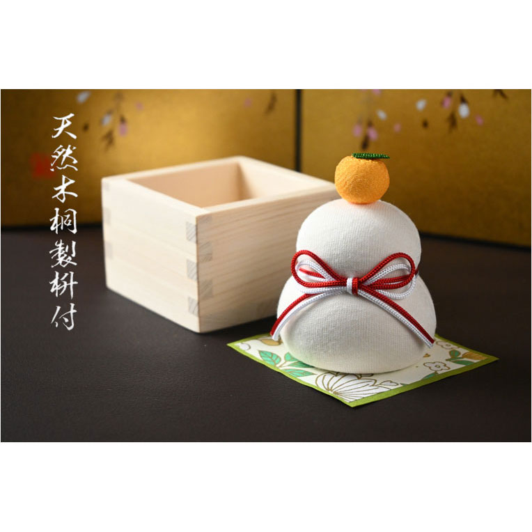 画像2: 国産・お正月飾り【国産京都　手造り迎春お飾り：天然木桐製枡付布張り　ミニ鏡餅】新年　正月　和雑貨　はごいた　鏡もち　門松　お年賀　迎春　和風　縁起物　神様　年神様　歳神様　置物　節句　お正月準備　お正月用品