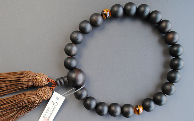 画像: 仏壇供養に不可欠：京都数珠製造卸組合・男性用・縞黒檀素引虎目石仕立・正絹頭房付