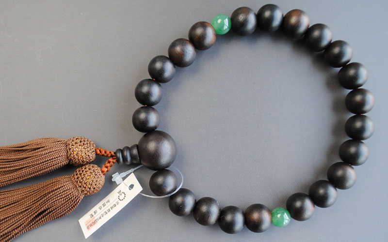 画像: 仏壇供養に不可欠：京都数珠製造卸組合・男性用・縞黒檀素引インド翡翠仕立・正絹頭房付