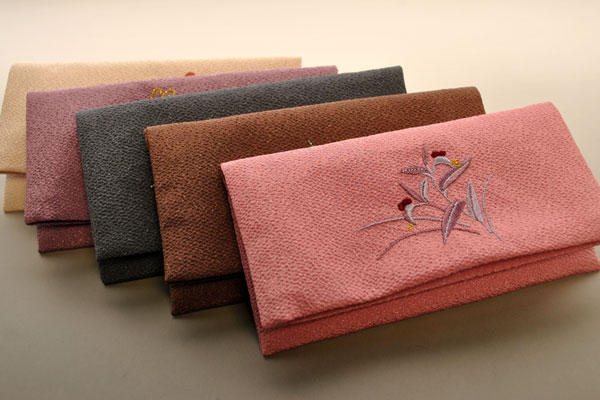画像1: 仏壇供養に便利：数珠袋・刺繍タイプ・五種類中の梅/薄ピンク